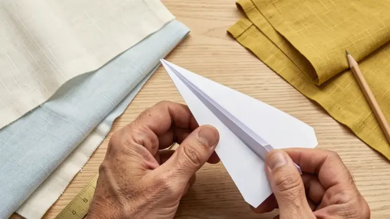 Avião de Papel: Como Fazer Passo a Passo e Dicas Para Voar Mais Alto Avião de Papel: Como Fazer Passo a Passo e Dicas Para Voar Mais Alto